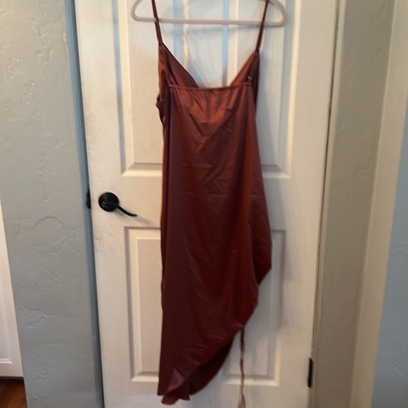 Asymmetrical, rust, silky dress - Picture 4 of 5